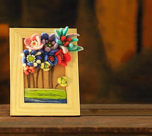 Appreciation of the three-dimensional paintings of small flowers in the wool felt handmade DIY photo frame