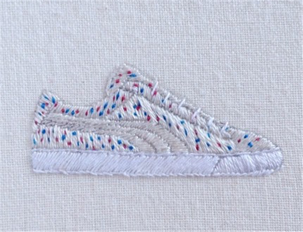 Creative hand-embroidered personalized shoes made in a DIY shop