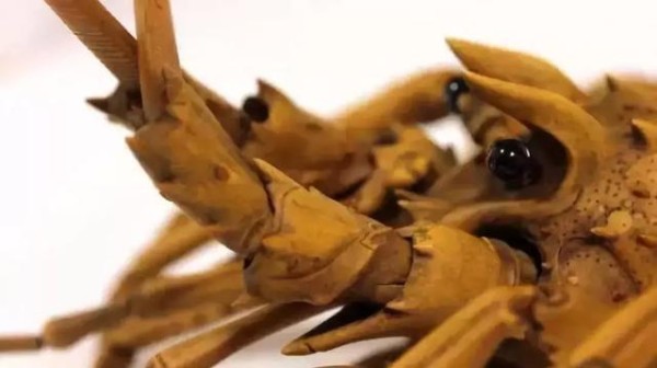 A Japanese boy carves a live wooden lobster, which is so ingenious that it looks like the real thing.