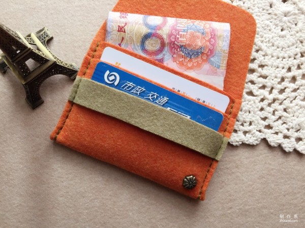 Tutorial on how to make handmade fabric bags, a lightweight and compact card holder and coin purse suitable for carrying around. Tutorial on how to make handmade patchwork non-woven fabrics.