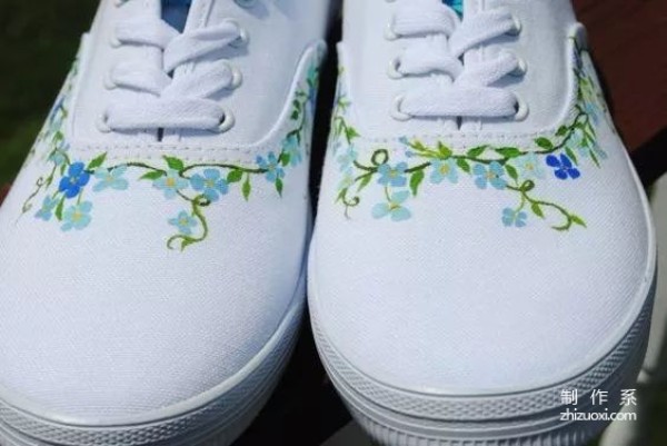 No matter how cheap or ordinary white shoes are, you can make them look beautiful with just one trick.