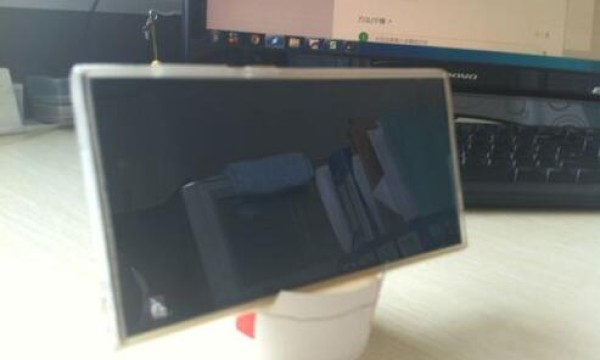 Make a mobile phone holder out of paper cups. DIY a holder out of paper cups.