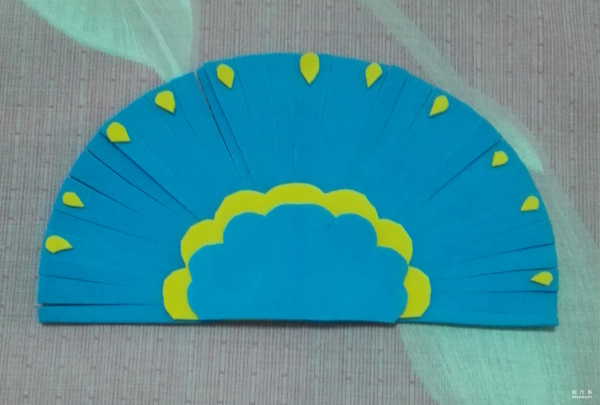 Children use colored sponge paper to make beautiful peacock stickers for children.