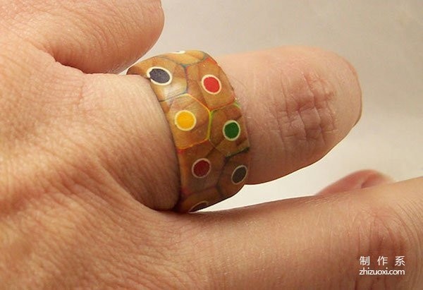 Use colored pencils to DIY creatively hand-make a cool ring, it’s just different!