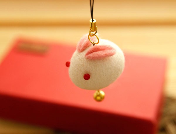 Appreciation of two cute black and white wool felt DIY cute bunny pendant products