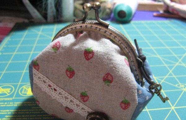 Creative handmade fabric DIY personalized strawberry gold bag