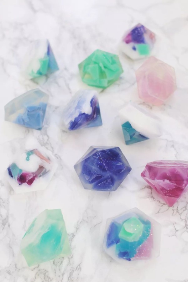 Handmade DIY soap, Instagram style diamond soap making method illustration