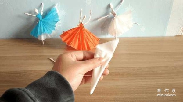 You can also make such a beautiful dancing figure out of toilet paper, so beautiful!