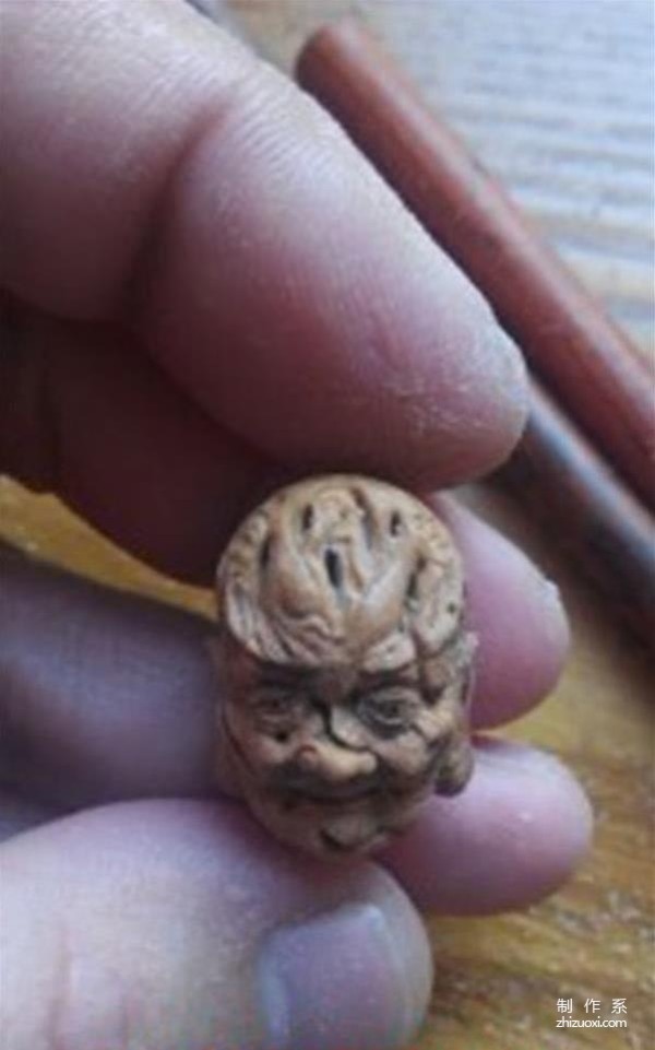 Teach you the simple process of hand-carving Arhat head using hickory core, hickory carving method