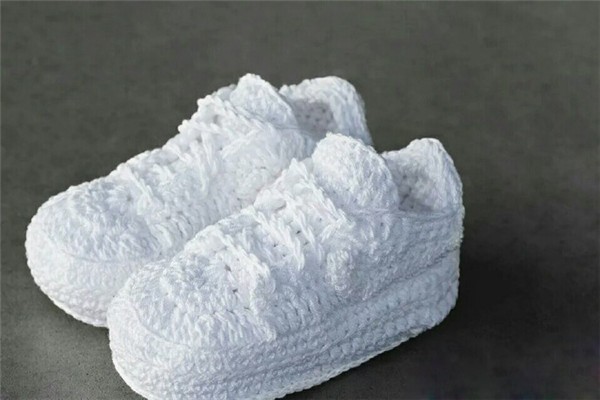 Appreciation of creative handmade crochet DIY production of baby boy sneakers