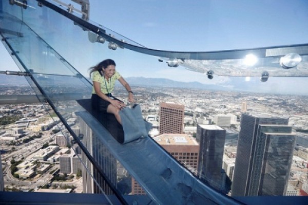 Do you dare to play the 300-meter-tall fully transparent glass slide in the United States?