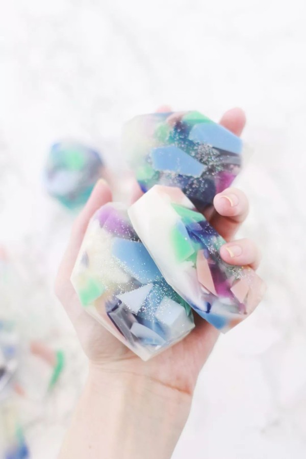 Handmade DIY soap, Instagram style diamond soap making method illustration