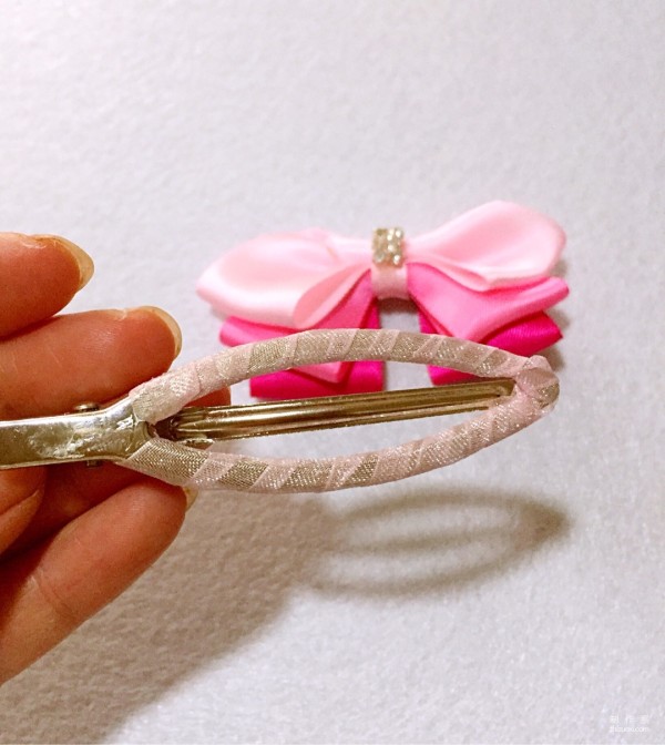 How to make a simple and beautiful little hairpin with ribbon by hand