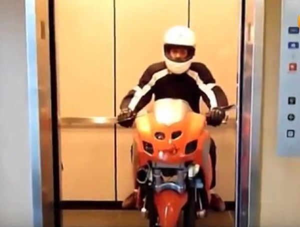 Uno transforms into an electric motorcycle with one click, switching between two wheels and one wheel