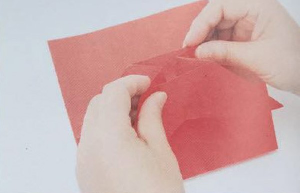 Illustration of simple folding method of heart-shaped red envelope bag