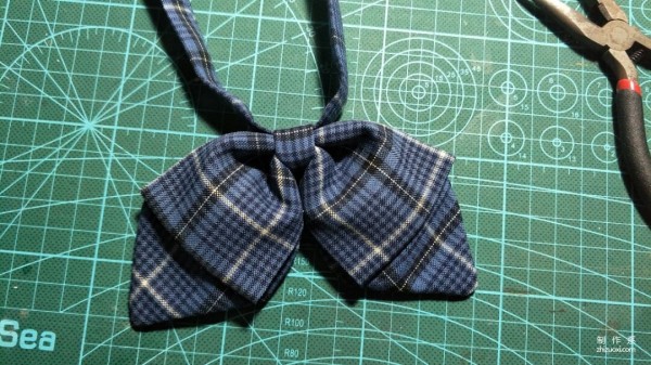 Fabric hand-making, a hand-making method of a jk bow tie double-layered bow