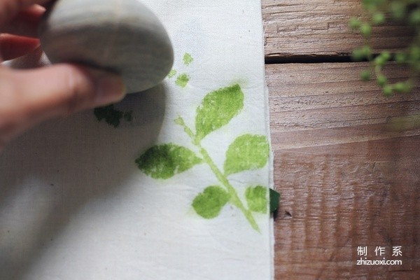 The correct way to hang spring colors into the room - creative handiwork