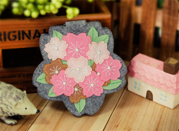 Romantic and elegant portable mirror made of handmade non-woven fabric DIY