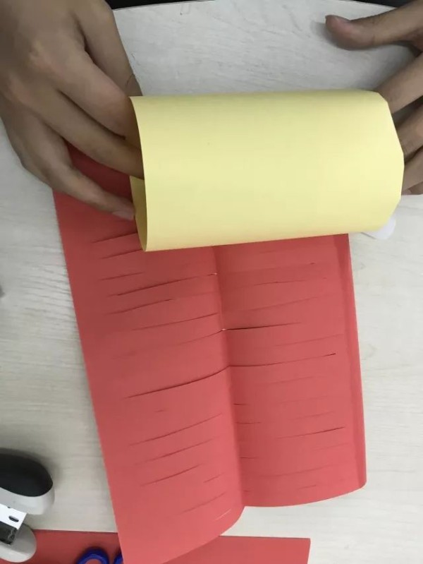 Illustrated steps for making paper lanterns, a must-have for the Lantern Festival