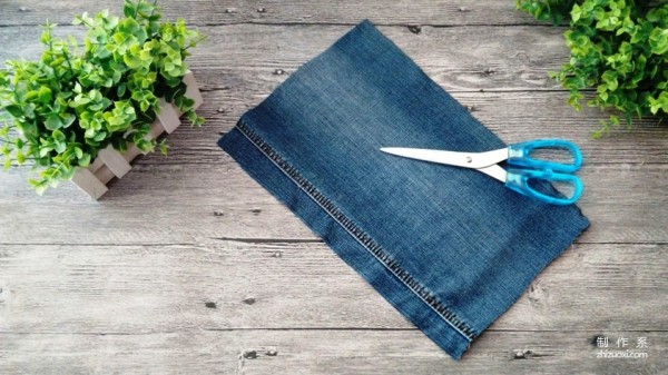 Tutorial on how to make handmade fabric bags, how to make simple denim bags and handbags using scrap jeans, how to make handmade patchwork