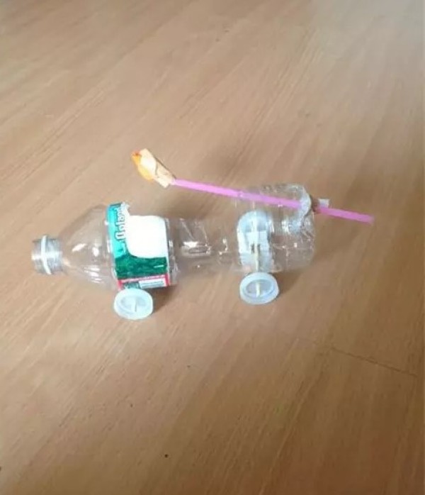 Illustrated tutorial on turning beverage bottles into treasure through DIY and making fun toy cars