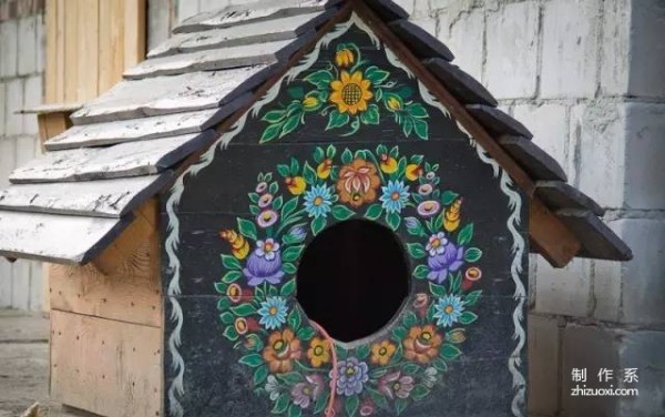 Plant flowers all over the wall, and the village will turn into a fairy tale accidentally