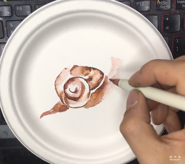 Children learn to draw, the detailed process of how to draw a snail on a simple and cute DIY paper plate for children