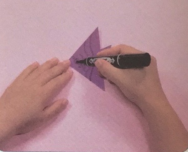 Primary school students' handmade swallow fish origami method