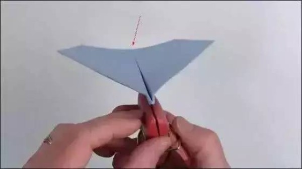 An expert teaches you how to fold a paper airplane that can fly 70 meters away, and even breaks a new Guinness record