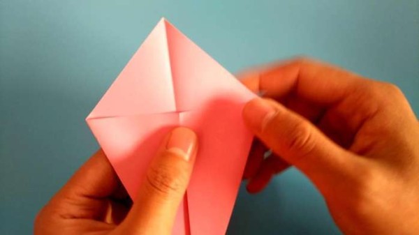 Simple and beautiful handmade origami. Illustrated tutorial on how to fold solemn and elegant tulips, flowers and leaves.