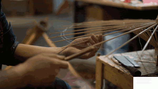 Oil-paper umbrella made by traditional folk crafts and ancient methods, oil-paper umbrella production technology