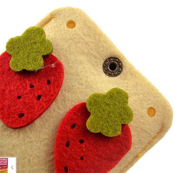 DIY small strawberry phone case made from creative handmade wool felt