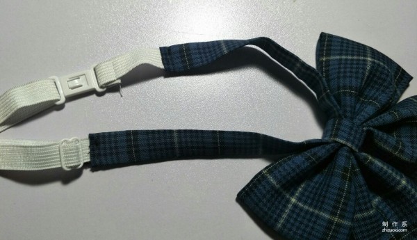 Fabric hand-making, a hand-making method of a JK bow tie with a short handle and a flat bow