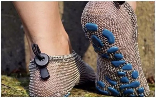 Shoes made of stainless steel mesh give you the pleasure of bare feet