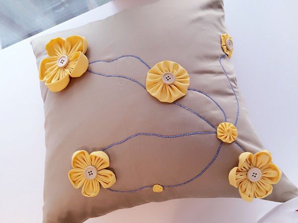 Appreciate the creative DIY warm and elegant small flower handmade pillows