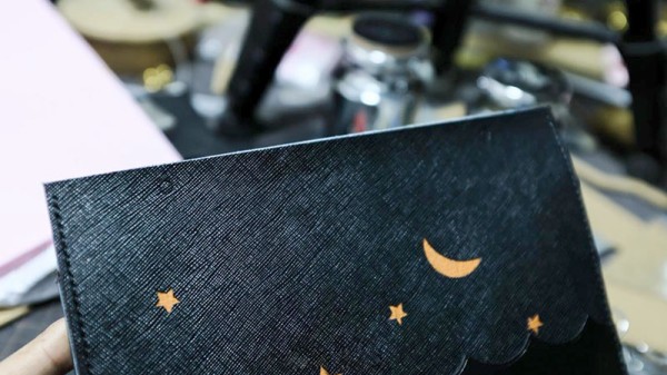 The process of making the starry sky satchel is so detailed that you won’t know how to make it if you don’t believe it.