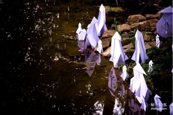 These little foxes made out of paper just appeared in the park.