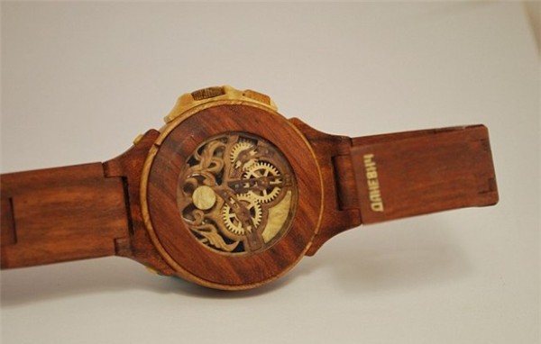 Admirable all-wood carving watch