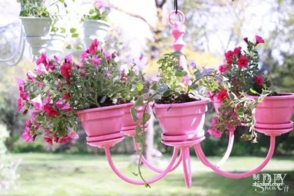 The house was too small, so she piled up flower pots, and the result was so beautiful!