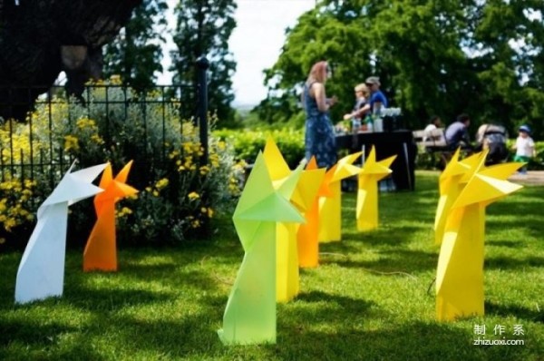 These little foxes made out of paper just appeared in the park.