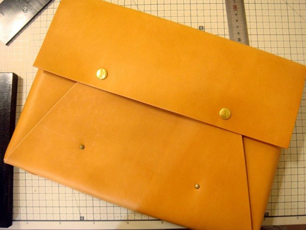 Minimalist briefcase, no stitching, all relying on rivets