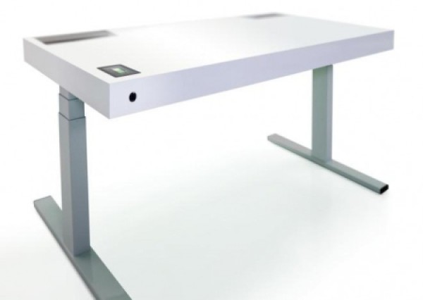 Self-adjusting height desk