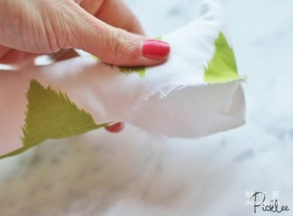 Use old socks and old clothes to make cute little snail fabric dolls by hand