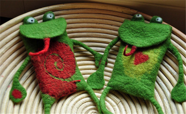 Handmade wool felt DIY little frog with a mean expression cell phone protective bag