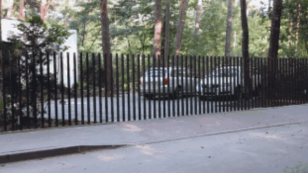 Fancy Fence retractable fence that can be hidden underground at any time