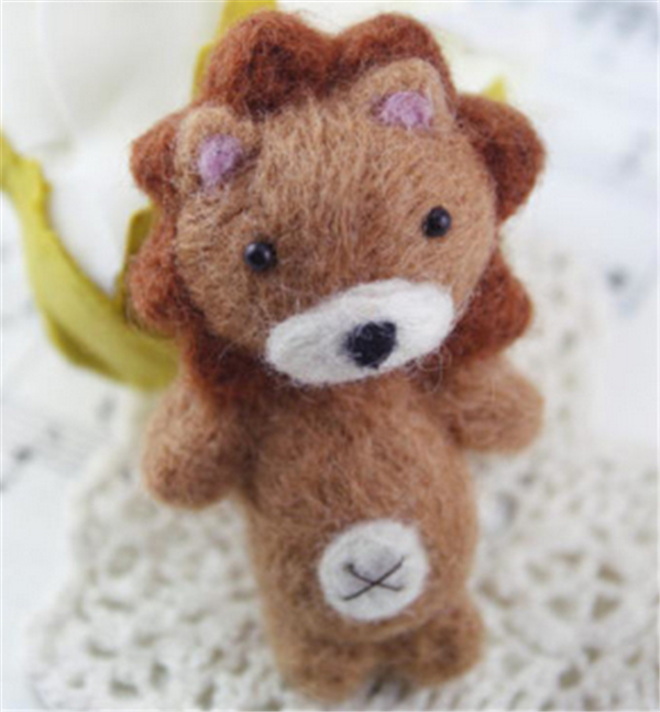 Cute little lion made by DIY with creative handmade wool felt