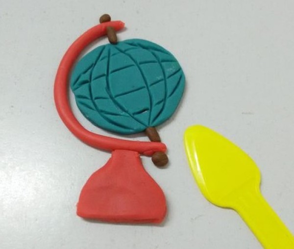 Teach you how to shape a globe with plasticine, simple crafts for children