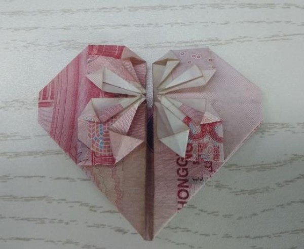 Origami Tutorial-Illustration of a 100 Yuan Love Heart