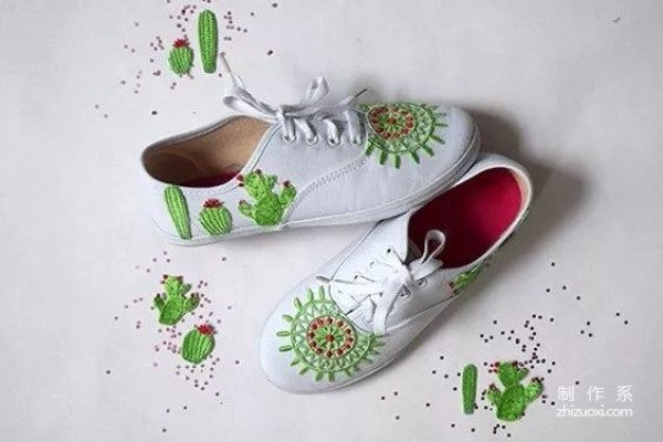 No matter how cheap or ordinary white shoes are, you can make them look beautiful with just one trick.