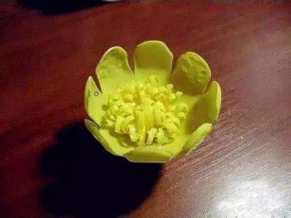 Tutorial on making beautiful lotus flowers from plastic bottles